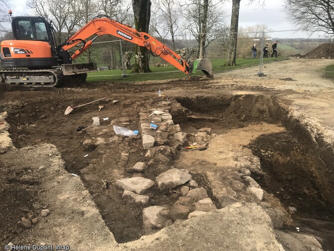 Sondages r&eacute;alis&eacute;s au ch&acirc;teau de Domfront (Orne) en 2022. A la limite de la basse-cour et de la courtine sud-ouest, a &eacute;t&eacute; d&eacute;gag&eacute; un enchev&ecirc;trement de murs d&eacute;truits ou abandonn&eacute;s au XVIIIe si&egrave;cle et deux pi&egrave;ces dont une pourrait &ecirc;tre en lien avec la Guerre de Cent ans.