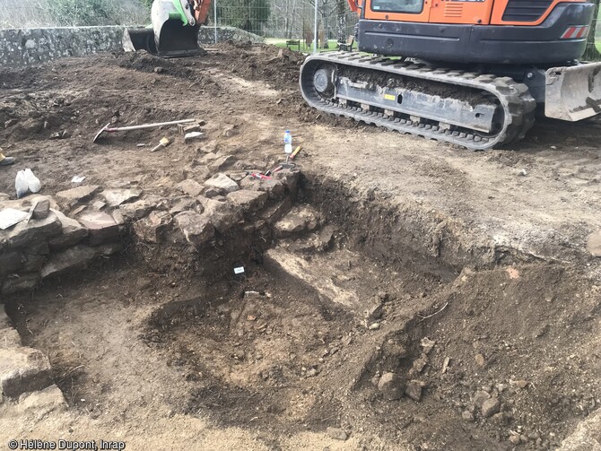 Sondages r&eacute;alis&eacute;s au ch&acirc;teau de Domfront (Orne) en 2022. A la limite de la basse-cour et de la courtine sud-ouest, a &eacute;t&eacute; d&eacute;gag&eacute; un enchev&ecirc;trement de murs d&eacute;truits ou abandonn&eacute;s au XVIIIe si&egrave;cle et deux pi&egrave;ces dont une pourrait &ecirc;tre en lien avec la Guerre de Cent ans.