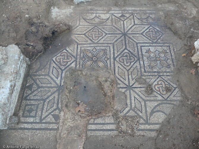 Sol mosaïqué polychrome à décors géométriques découvert au sein d'un quartier de l'antique Nemausus à Nîmes (Gard), en 2023.  