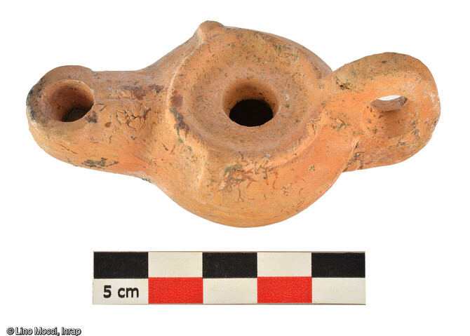 Petite lampe &agrave; huile en terre cuite dat&eacute;e de l&rsquo;Antiquit&eacute;, fouill&eacute;e &agrave; Mars-la-Tour (Meurthe-et-Moselle) en 2022. 