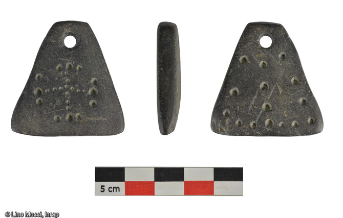 Pendeloque d&eacute;cor&eacute;e en quartzophyllade (p&eacute;riode ind&eacute;termin&eacute;e) &agrave; Mars-la-Tour (Meurthe-et-Moselle), en 2022. 