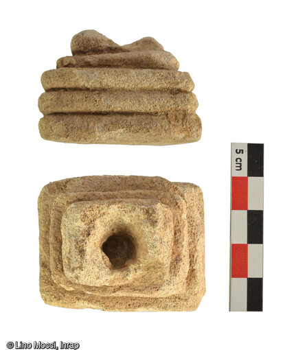 Socle (de statuette ?) en calcaire dat&eacute; de l'Antiquit&eacute; d&eacute;couvert &agrave; Mars-la-Tour (Meurthe-et-Moselle), en 2022. 