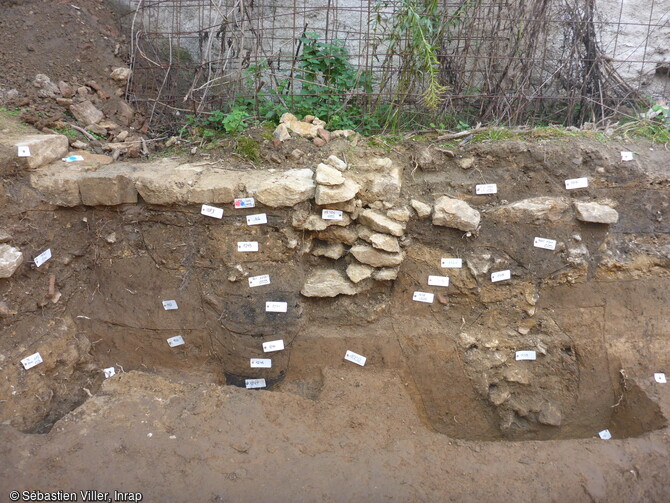 Stratigraphie situ&eacute;e au niveau de la berme nord avec un gros poteau inclin&eacute; dat&eacute; de l&rsquo;Antiquit&eacute; pr&eacute;coce, mis au jour &agrave; Mars-la-Tour (Meurthe-et-Moselle), en 2022. 
