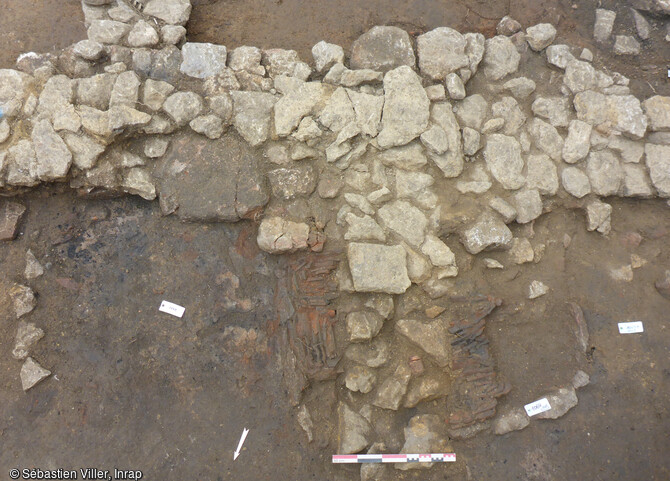 Foyer et cendrier dat&eacute;s du Moyen-&Acirc;ge fouill&eacute;s &agrave; Mars-la-Tour(Meurthe-et-Moselle), en 2022. 