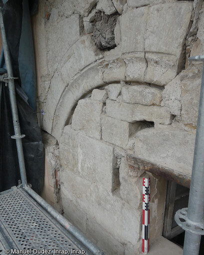 Grande baie ouverte dans le pignon oriental d'une maison médiévale faisant l'objet d'une étude  de bâti à Lodève (Hérault), en 2023.