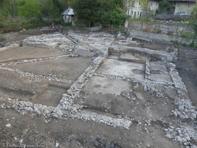 Vue générale du site découvert à Yenne (Savoie) en 2023.Un complexe balnéaire antique a été mis au jour.