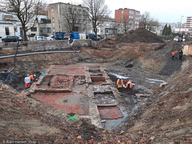 Béguinage (lieu où vivait une communauté religieuse laïque de béguines) de Maubeuge. Bâtiment (construit en 1576 ?) regroupant les maisons de béguines avec leurs courettes et leur celliers extérieurs découvert à Maubeuge (Nord) en 2022. 