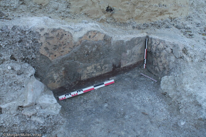  Superposition de deux enduits peints successifs d'un mur antique découvert à Reims (Marne), en 2023.  Un site monumental antique des IIe-IIIe siècles y a été mis au jour. 