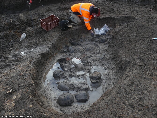Fouille d'un d&eacute;potoir du XIIIe si&egrave;cle rue S&eacute;nateur Gillot &agrave; Sevrey (Sa&ocirc;ne-et-Loire). 