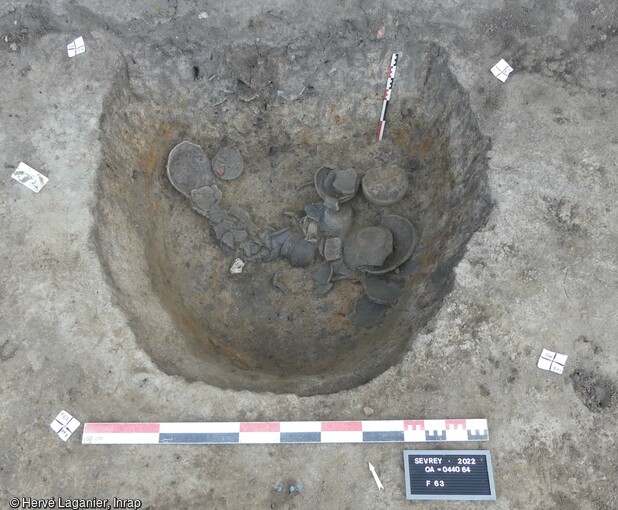 Rejet de c&eacute;ramique dans une fosse rue Robert Brusson &agrave; Sevrey (Sa&ocirc;ne-et-Loire).