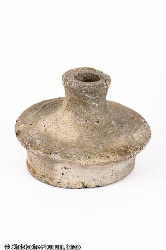 Couvercle culinaire des Xe-XIe si&egrave;cles mis au jour rue Robert Brusson &agrave; Sevrey (Sa&ocirc;ne-et-Loire).