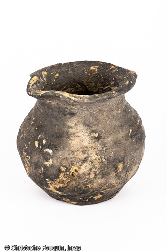 Cruche des Xe-XIe si&egrave;cles mise au jour rue Robert Brusson &agrave; Sevrey (Sa&ocirc;ne-et-Loire). 