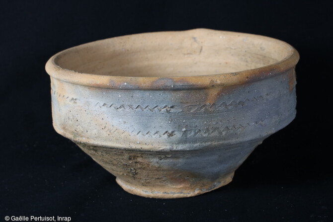 Bol car&eacute;n&eacute; en c&eacute;ramique bistre des VIe-VIIe si&egrave;cles mis au jour rue S&eacute;nateur Gillot &agrave; Sevrey (Sa&ocirc;ne-et-Loire).