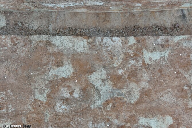 Vue par drone de l'imbrication des fosses d'extraction (en rouge) au cours de la fouille du CHS &agrave; Sevrey (Sa&ocirc;ne-et-Loire).