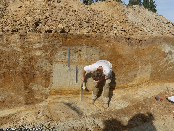 Pr&eacute;l&egrave;vement de l'argile en vue de sa caract&eacute;risation au cours de la fouille du CHS &agrave; Sevrey (Sa&ocirc;ne-et-Loire).