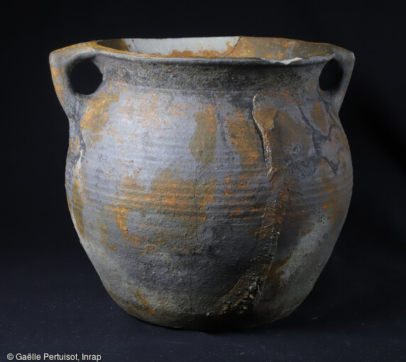 Marmite &agrave; anses coud&eacute;es du XVIe si&egrave;cle au cours de la fouille du CHS &agrave; Sevrey (Sa&ocirc;ne-et-Loire).