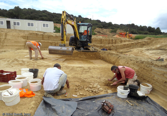 D&eacute;couverts d&egrave;s le d&eacute;but de la fouille du site de Bellegarde (Gard) en 2016, les silex pal&eacute;olithiques ont par la suite &eacute;t&eacute; &eacute;tudi&eacute;s en laboratoire par les sp&eacute;cialistes de L'Inrap.