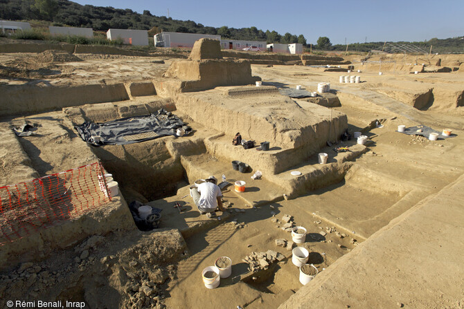 La fouille r&eacute;alis&eacute;e par l'Inrap en 2016 a r&eacute;v&eacute;l&eacute; une occupation r&eacute;guli&egrave;re du site de Bellegarde (Gard) entre la pr&eacute;histoire et l'&eacute;poque moderne. Les niveaux les plus anciens ayant livr&eacute;s un exceptionnel mobilier pal&eacute;olithique ont &eacute;t&eacute; d&eacute;couverts &agrave; environ 7m de la surface actuelle. 