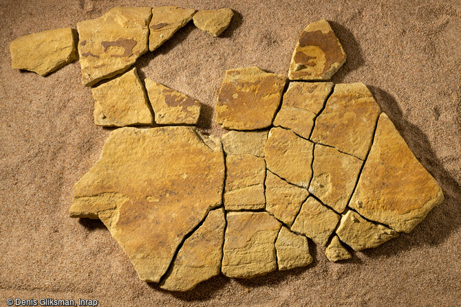 Parmi les mobiliers arch&eacute;ologiques d&eacute;couverts &agrave; Bellegarde (Gard) en 2016, cette grande dalle grav&eacute;e, cass&eacute;e sur place au sein d'une occupation du Magdal&eacute;nien inf&eacute;rieur initial ; certains fragments portent de fines incisions demeurant difficiles &agrave; interpr&eacute;ter. 