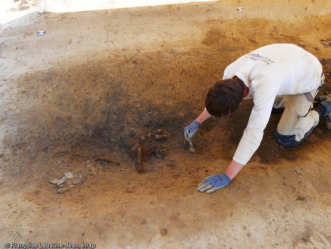 Dégagement d'un lot d'objets ferreux en rejet dans le fossé du sanctuaire gallo-romain de La Chapelle-des-Fougeretz (Ille-et-Vilaine), avant leur prélèvement. 