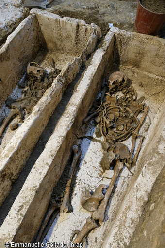 Fouille du massif occidental de la basilique de Saint-Denis (Seine-Saint-Denis), intérieur, bas côté nord, première travée, sépultures primaires en sarcophages de plâtre mérovingiens (fin Ve siècle), mars 2023. Responsable d'opération : Ivan Lafarge, Bureau du patrimoine archéologique de Département de la Seine-Saint-Denis.