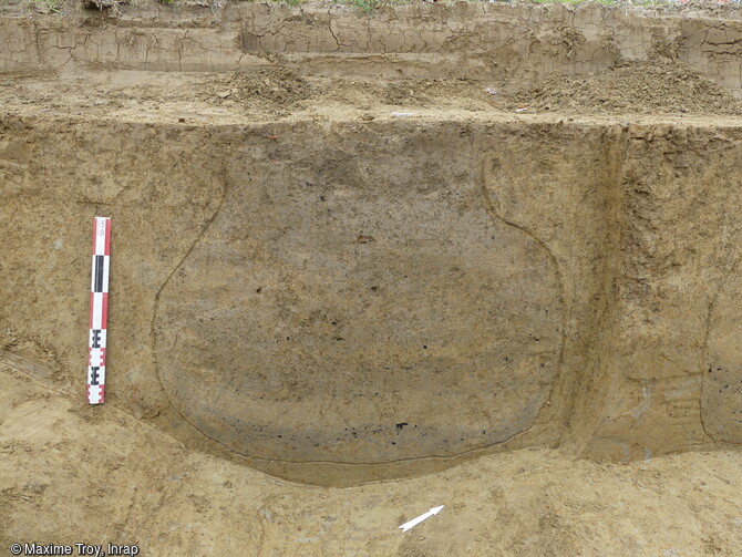 Silo médiéval en coupe de la zone B du site. Plusieurs petites aires d’ensilage du Moyen Âge (XIe-XIIe siècles) et une occupation moderne (début XVIIIe siècle) ont été mis au jour à Montbartier (Tarn-et-Garonne) en 2023.