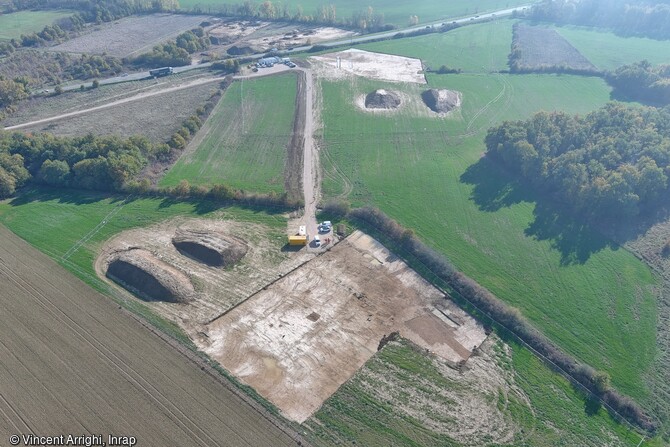 Vue aérienne générale (par drone) de 4 des 5 secteurs de fouille après décapage. Plusieurs petites aires d’ensilage du Moyen Âge (XIe-XIIe siècles) et une occupation moderne (début XVIIIe siècle) ont été mis au jour à Montbartier (Tarn-et-Garonne) en 2023.