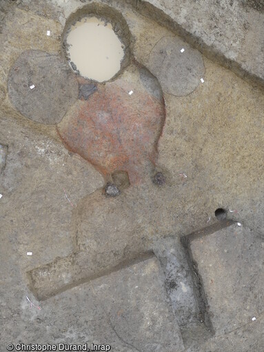 Vue zénithale du four 2001 recoupé par 3 silos, du site intitulé  Massaset 2 . Plusieurs petites aires d’ensilage du Moyen Âge (XIe-XIIe siècles) et une occupation moderne (début XVIIIe siècle) ont été mis au jour à Montbartier (Tarn-et-Garonne). 