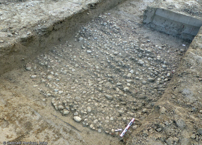 Section nord-est du chemin datant de l'Époque moderne avec des traces d'ornières découvert à Montbartier (Tarn-et-Garonne) en 2023. Plusieurs petites aires d’ensilage du Moyen Âge (XIe-XIIe siècles) et une occupation moderne (début XVIIIe siècle) y ont été mis au jour. 