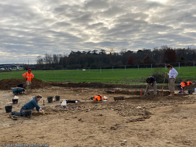 Fouille du chemin en galets. Plusieurs petites aires d’ensilage du Moyen Âge (XIe-XIIe siècles) et une occupation moderne (début XVIIIe siècle) ont été mis au jour à Montbartier (Tarn-et-Garonne) en 2023.  