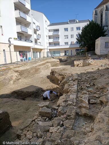 Cave en cours de fouille à Creil (Oise), en 2023. Ce site présente  des occupations de l’époque médiévale jusqu’à l’époque contemporaine.