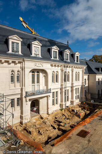 Vue de la fouille devant le logis Renaissance ; on distingue au premier plan les vestiges de la tour-porche, à Villers-Cotterêts (Aisne). 