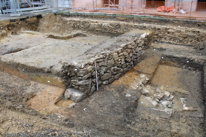 Mur de contrescarpe avec à droite le fossé en cours de fouille, à Villers-Cotterêts (Aisne).