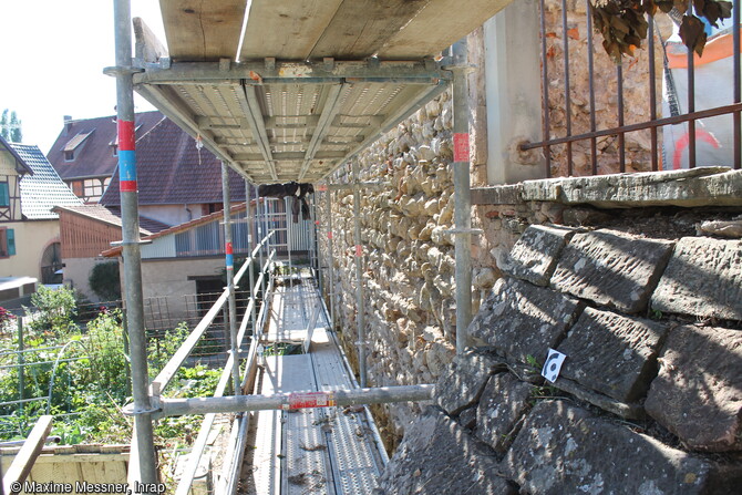 Portion de l'enceinte du XIIIe s &eacute;tudi&eacute;e lors de la fouille de Rosheim (Bas-Rhiin). Ici, le mur d'enceinte du parement int&eacute;rieur.