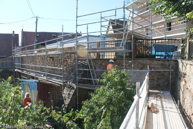 Vue g&eacute;n&eacute;rale du parement ext&eacute;rieur de la portion de l'enceinte du XIIIe s &eacute;tudi&eacute;e lors de la fouille en contexte urbain de Rosheim (Bas-Rhin)