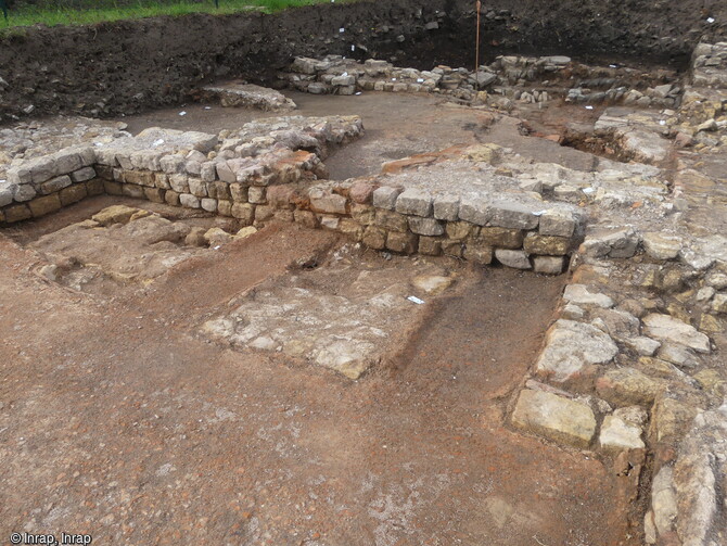 Fondations de piliers encaissant des canaux de chauffe, fermés par la construction d’un mur de la villa gallo-romaine fouillée à Lure (Haute-Saône) en 2023.