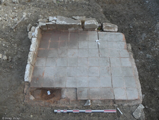 Bassin d’agrément (fin XVIIIe-XIXe siècles) installé à l’emplacement du cimetière découvert à La Rochelle (Charente-Maritime). Des stèles funéraires sont réutilisées pour la construction des parois.