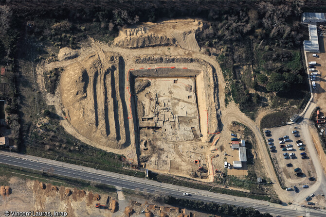 Vue a&eacute;rienne du site &agrave; l&rsquo;issue de la fouille de Narbonne (Aude),en 2018.  Aux portes de la ville, une n&eacute;cropole antique (1er au 3e si&egrave;cle) a livr&eacute; des vestiges fun&eacute;raires exceptionnels tant par leur nombre (pr&egrave;s de 500 tombes) que par leur &eacute;tat de conservation.  