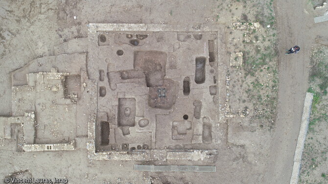 Vue a&eacute;rienne d'enclos avec b&ucirc;cher en cours de fouille d&eacute;couverts &agrave; Narbonne (Aude) en 2018.  Une n&eacute;cropole antique (1er au 3e si&egrave;cle) a livr&eacute; des vestiges fun&eacute;raires exceptionnels tant par leur nombre (pr&egrave;s de 500 tombes) que par leur &eacute;tat de conservation.  