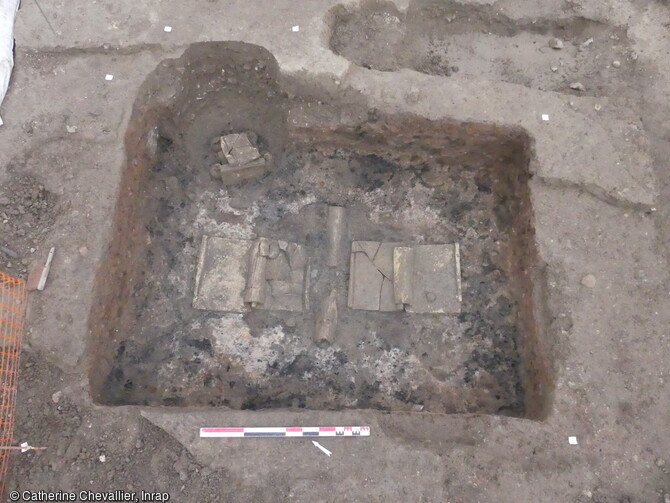 Couverture de tegulae&nbsp; et imbrices (tuiles)sur le surcreusement central et le d&eacute;p&ocirc;t d'une tombe b&ucirc;cher d&eacute;couvertes &agrave; Narbonne (Aude).Une n&eacute;cropole antique (1er au 3e si&egrave;cle) a livr&eacute; des vestiges fun&eacute;raires exceptionnels tant par leur nombre (pr&egrave;s de 500 tombes) que par leur &eacute;tat de conservation. 