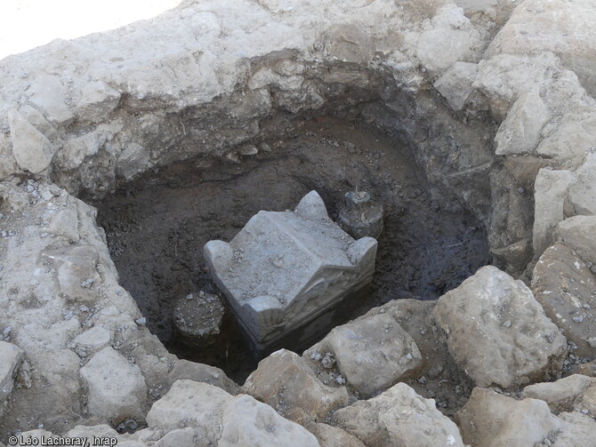 Coffre en marbre d&eacute;cor&eacute; mis au jour dans une tombe d'une n&eacute;cropole antique (1er au 3e si&egrave;cle) d&eacute;couverte &agrave; Narbonne (Aude).Elle a livr&eacute; des vestiges fun&eacute;raires exceptionnels tant par leur nombre (pr&egrave;s de 500 tombes) que par leur &eacute;tat de conservation. La plupart des fosses abritent principalement des urnes fun&eacute;raires, la cr&eacute;mation &eacute;tant la pratique courante pour la p&eacute;riode, ainsi que du mobilier d'accompagnement.&nbsp;  