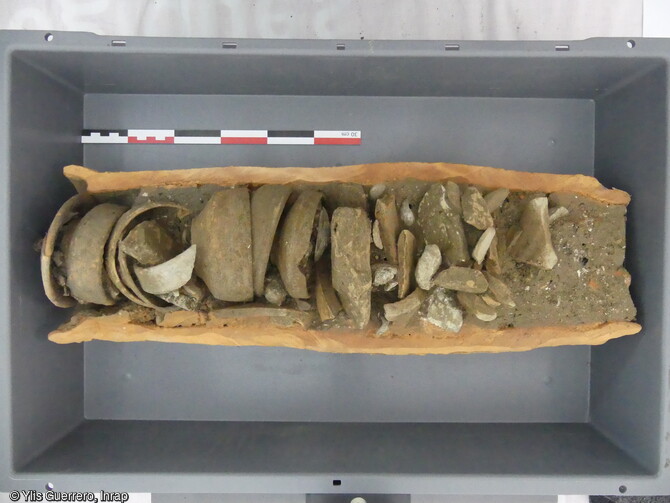 Coupelles empil&eacute;es dans le segment inf&eacute;rieur d'un conduit d'une tombe b&ucirc;cher d&eacute;couvertes au sein d'une n&eacute;cropole antique &agrave; Narbonne (Aude).  Elle a livr&eacute; des vestiges fun&eacute;raires exceptionnels tant par leur nombre (pr&egrave;s de 500 tombes) que par leur &eacute;tat de conservation. La plupart des fosses abritent principalement des urnes fun&eacute;raires, la cr&eacute;mation &eacute;tant la pratique courante pour la p&eacute;riode, ainsi que du mobilier d'accompagnement.  