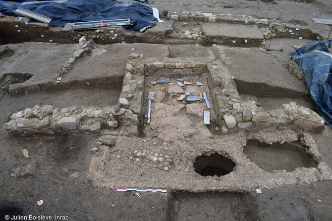 Triclinium (salle &agrave; manger ou salle de r&eacute;ception) avec, au premier plan, une des fosses contenant un conduit &agrave; libation d&eacute;couverte sur la fouille de Narbonne (Aude).    