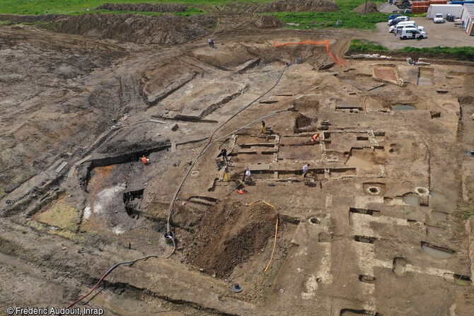 Vue vers le sud-ouest sur le canal et l'atelier de verrier de la fouille de Thérouanne (Pas-de-Calais) en 2023.  Le site, préservé par les alluvions, a livré les vestiges d'un canal aménagé, d'un atelier de verrier et un abondant mobilier (métal, cuir, os fragments de meule) dans un remarquable état de conservation.   