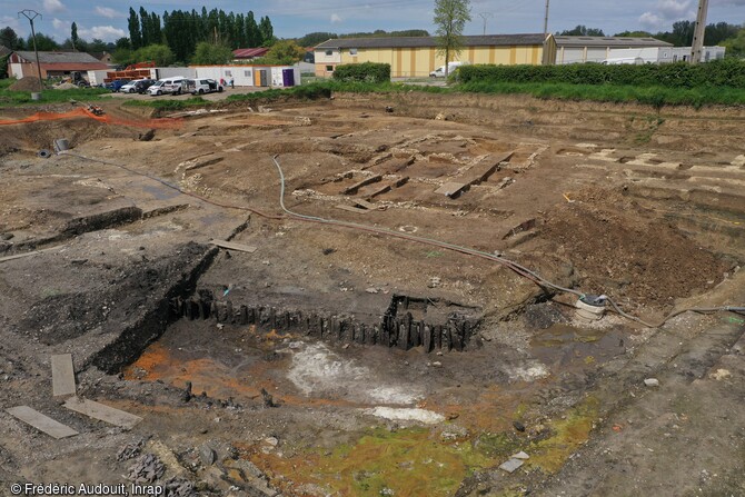 Vue vers le nord-ouest sur le canal en premier plan et l'atelier de verrier en second plan.  Le site, préservé par les alluvions, a livré les vestiges d'un canal aménagé, d'un atelier de verrier et un abondant mobilier (métal, cuir, os fragments de meule) dans un remarquable état de conservation.   