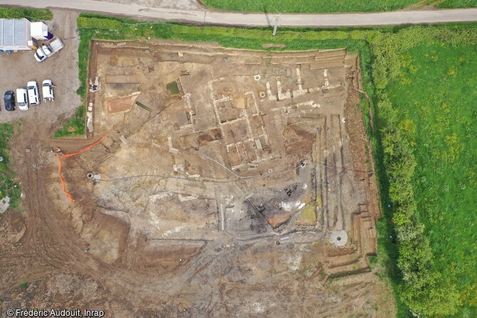  Vue générale de l'ensemble de la fouille de Thérouanne (Pas-de-Calais) en 2023.  Le site, préservé par les alluvions, a livré les vestiges d'un canal aménagé, d'un atelier de verrier et un abondant mobilier (métal, cuir, os fragments de meule) dans un remarquable état de conservation.