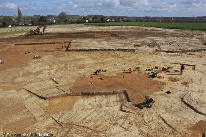 Vue aérienne de la fouille de Châteaugiron (Ille-et-Vilaine), 2023.Les archéologues ont pu mettre en évidence une succession d’occupations humaines, du Néolithique au haut Moyen Âge, révélant plus de 6 000 ans d’histoire.