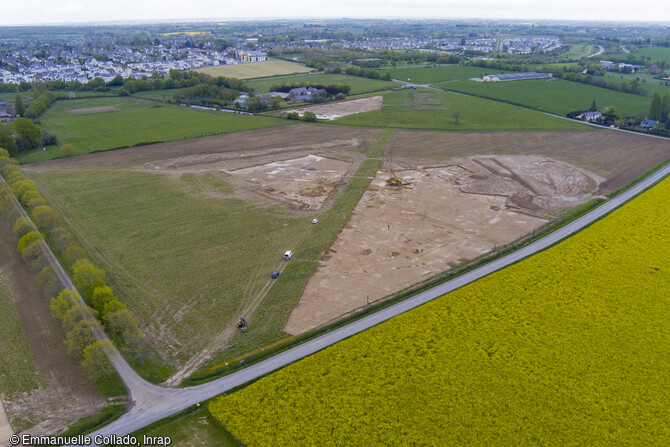 Vue aérienne de la zone est de l’emprise de fouille de Châteaugiron (Ille-et-Vilaine), 2023. Les archéologues ont pu mettre en évidence une succession d’occupations humaines, du Néolithique au haut Moyen Âge, révélant plus de 6 000 ans d’histoire.