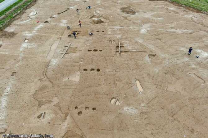 Vue du bâtiment néolithique avec son système de tierces, fouillé à Châteaugiron (Ille-et-Vilaine),2023.  Les archéologues ont pu mettre en évidence une succession d’occupations humaines, du Néolithique au haut Moyen Âge, révélant plus de 6 000 ans d’histoire.