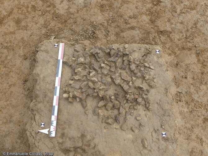 Structure à pierres chauffées du Néolithique fouillée à Châteaugiron (Ille-et-Vilaine),2023. Les archéologues ont pu mettre en évidence une succession d’occupations humaines, du Néolithique au haut Moyen Âge, révélant plus de 6 000 ans d’histoire.